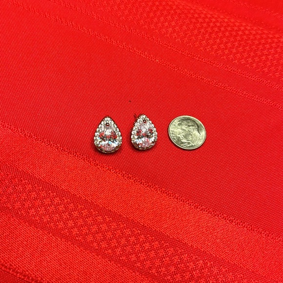 (2)pair of costume earrings - Picture 2 of 5